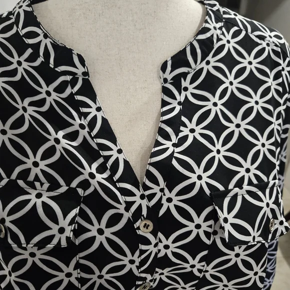 Women’s 2X Black White Geometric Blouse Button Front Lightweight Roll Tab Sleeve - Picture 5 of 13